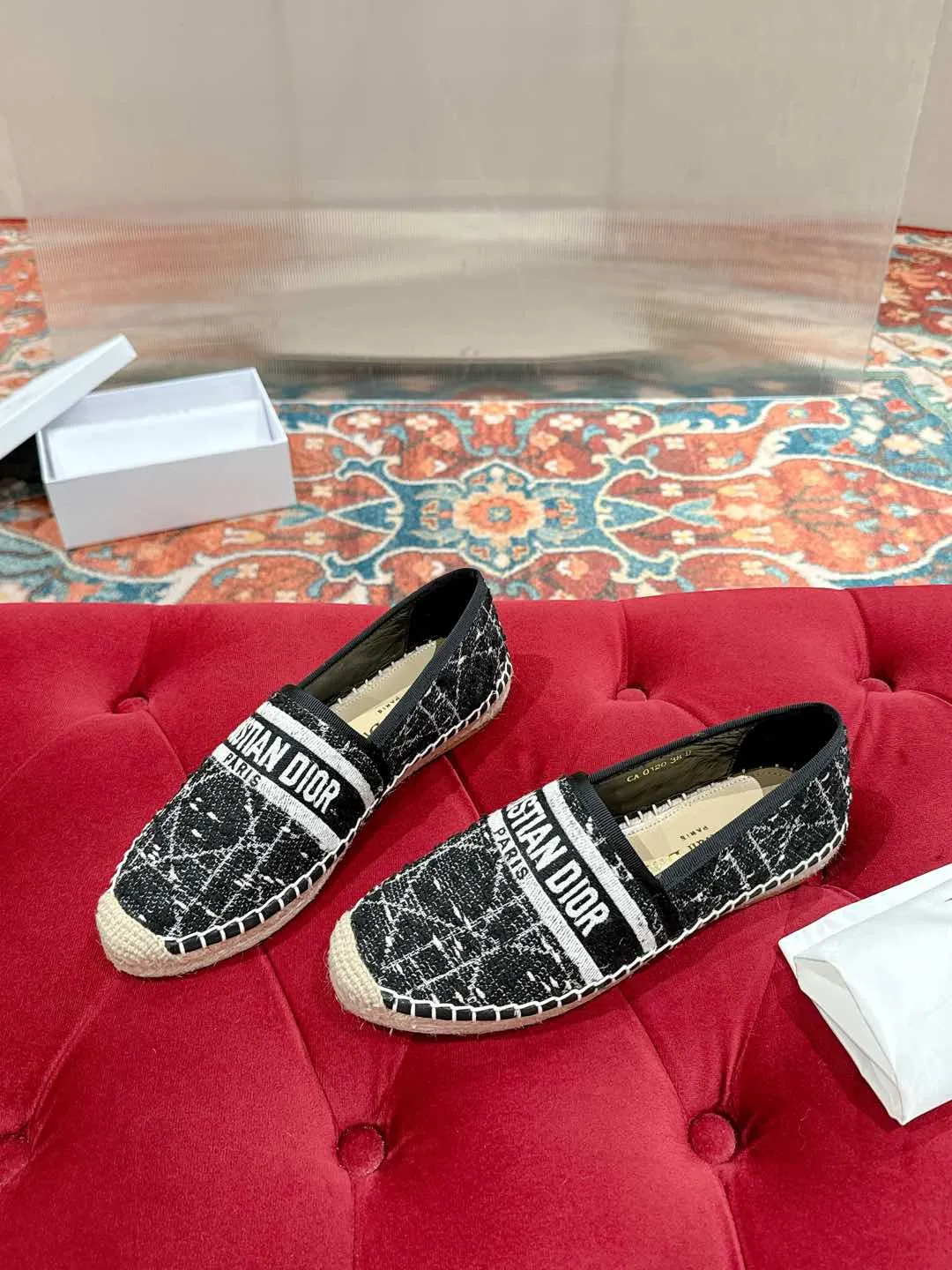 👟👟Ex-factory price 460👟👟 Dior DIOR's new popular early spring fisherman shoes 🆕 Simple, elegant and fashionable, timeless and timeless, it is a classic that will never fade away in the fashion circle, retro fisherman shoes. Original hand-woven surface, electric embroidery technology! Specific cloth surface and rubber outsole. Code number: 35-39 (40.41 customized, non-refundable)